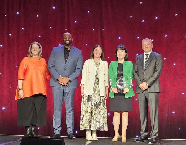 포스코가 지난달 30일(현지시간)부터 사흘간 미국 미네소타주에서 열리는 글로벌 기업 시민 콘퍼런스(ICCC)에서 'K-기업시민' 모범사례를 발표했다고 2일 밝혔다. 사진은 콘퍼런스서 기념 촬영하는 캐서린 스미스 보스턴컬리지 기업시민연구소장(왼쪽부터), 론 브라운 타겟(Target) 상무, 아만다 누즈 타겟(Target) 전무, 최영 포스코 기업시민실장, 엘코 반 다르 엔덴 GRI(Global Reporting Initiative) CEO. 사진=포스코 제공