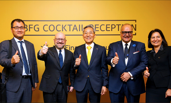 KB금융그룹 윤종규 회장(왼쪽에서 세번째)과 BoA 제임스 퀴글리 국제 기업·투자금융 부문 부회장(왼쪽에서 두번째)이 KB금융그룹 칵테일 리셉션에 앞서 기념촬영을 하고 있다. 사진=KB금융지주 제공