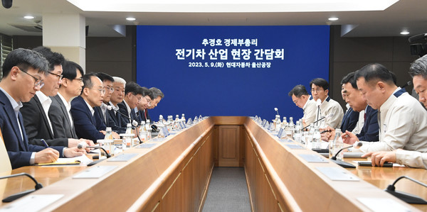 ​추경호 경제부총리 겸 기획재정부 장관이  전기차 생산, 수출 현장을 점검하고자 9일 현대자동차 울산공장을 방문해 업계 인사들과 간담회를 했다. 사진=연합뉴스​