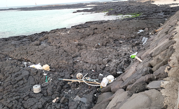 제주도 해안에 플라스틱 쓰레기가 방치돼 있다. 사진=ESG경제