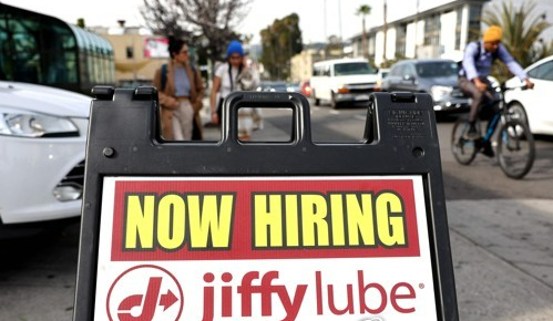 지난 2월 2일(현직시간) 미 캘리포니아주 로스앤젤레스 소재 지피 루브(Jiffy Lube) 오일 교체 전문점 밖에 채용 공고가 세워져 있다. AFP=연합