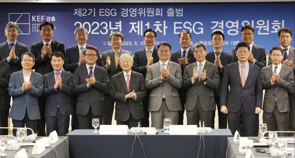 제2기 ESG 경영위원회 위원들이 10일 첫 회의를 마친 뒤 기념 촬영을 했다. 사진=연합뉴스