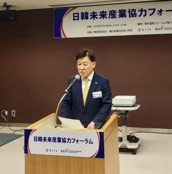 정만기 한국무역협회 부회장이 10일 일본 도쿄에서 열린 '한일 미래 산업 협력 포럼'에서 인사말을 하고 있다. 사진=한국무역협회 제공