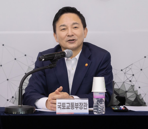 지난 11일 정부세종청사에서 전국 주거복지센터 현장 관계자들과 간담회를 하는 원희룡 국토교통부 장관. 사진=국토교통부 제공