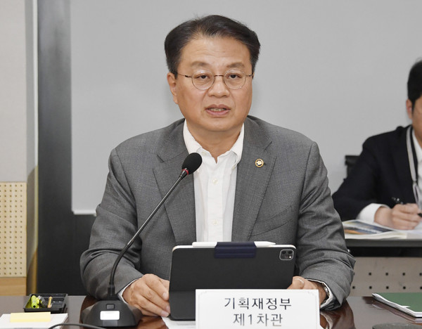 방기선 기획재정부 1차관은 24일 제2차 민관합동 ESG 위원회 회의를 주재해  '공급망 실사 대응을 위한 기업 지원방안' 등을 논의했다. 사진=연합뉴스