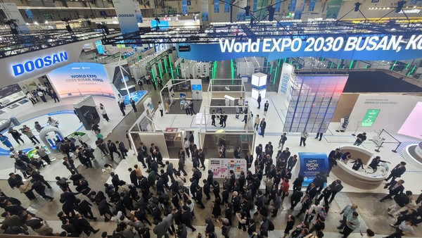 25일 부산 해운대구 벡스코에서 열린 2023기후산업국제박람회(WCE)에서 관람객들이 2030부산엑스포 홍보관, 그리고 기후위기 대응 에너지 최신 기술을 선보이는 전시장을 둘러보고 있다. 사진=연합뉴스