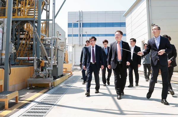 충북 청주시의 청정수소 생산설비와 실증 현황을 점검하는 박일준 산업통상자원부 2차관. 산업통상자원부=연합