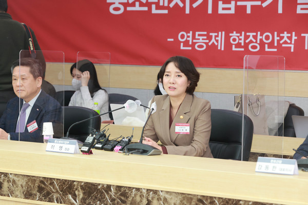 이영 중소벤처기업부 장관이 지난 2월 8일 서울 서초구 KT우면연구센터에서 열린 납품대금 연동제 현장안착 TF 발대식에서 인사말을 하고 있다. 사진=중소벤처기업부 제공