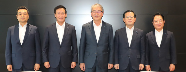 우리금융그룹 임종룡(가운데) 회장과 은행장 후보에 올랐던 강신국 우리은행 기업투자금융부문장, 박완식 우리카드 대표, 조병규 우리금융캐피탈 대표, 이석태 우리은행 국내영업부문장(왼쪽부터)이 지난 29일 간담회에서 기념촬영을 했다. 사진=우리금융지주 제공