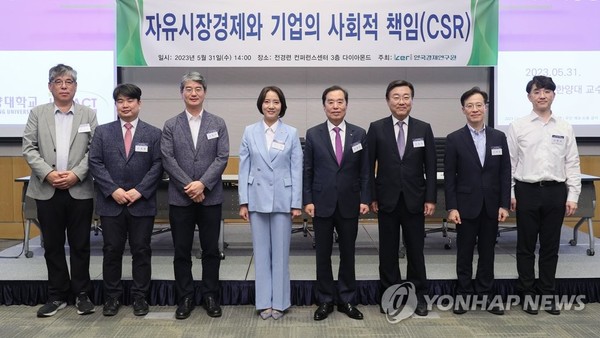 김병준 전경련 회장직무대행과 이영 중소벤처기업부 장관을 비롯한 내빈들이 5월31일 서울 영등포구 전경련회관 컨퍼런스센터에서 열린 '자유시장경제와 기업의 사회적 책임(CSR)' 세미나에서 참석자들과 기념 촬영을 했다. 왼쪽부터 김상민 ESG경제연구소 소장, 이정환 한양대 교수, 신현한 연세대 교수, 이영 장관, 김병준 회장직무대행, 김종석 규제개혁위원회 민간위원장, 나석권 사회적가치연구원 원장, 신현상 한양대 교수. 사진=한국경제연구원 제공