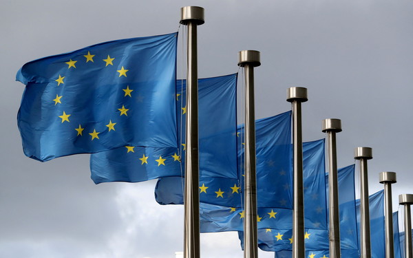 벨기에 브뤼셀 유럽연합(EU) 집행위원회 본부 앞에 걸린 EU 깃발. 로이터-연합