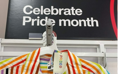 캘리포니아 샌프란시스코 타깃 매장에 5월 31일(현지시간) 전시된 '프라이드 먼스' 상품 무지개 셔츠. AFP=연합  