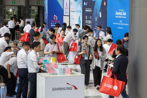 (주)DV파트너스와 (주)신흥의 ‘2023 DV Space World Seoul’ 행사가 주말인 10~11일 이틀 간 서울 코엑스에서 성황리에 열렸다. 직원들이 인산인해 참가고객들을 응대하고 있다. 사진=신흥 제공