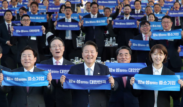 윤석열 대통령이 지난 5월 23일 서울 용산 대통령실 잔디마당에서 열린 '2023 대한민국 중소기업인대회'에서 참석자들과 "'함'께 '성'장하는 대한민국"(함성 대한민국 선포식) 퍼포먼스를 하고 있다. 사진=연합뉴스