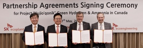5월 17일 서울 중구 롯데호텔에서 열린 캐나다 뉴지오호닉 그린수소 상용화 프로젝트 투자 협약식에서 오동호 SK에코엔지니어링 대표이사(왼쪽부터), 박경일 SK에코플랜트 사장, 존 리즐리 월드에너지GH₂ 회장, 브랜든 패딕 콜럼버스 캐피탈 CEO가 기념 촬영을 했다. 사진=SK에코플랜트