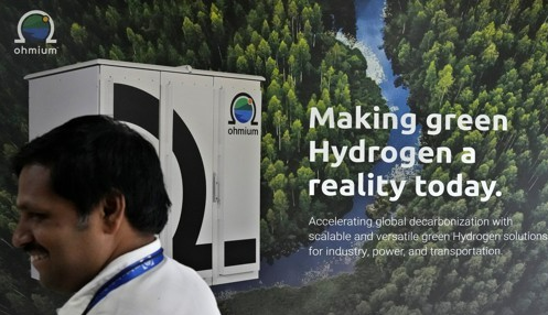 4월 25일(현지시간) 인도 벵갈루루 외곽 치카발라푸르의 오뮴 제조 시설에서 한 직원이 대형 그림 앞을 지나가고 있다. 이 회사는 청정수소를 만들고 화석연료를 대체할 기계 생산을 늘리기 위해  2억5000만 달러(약 3200억원)를 조달했다고 그 이튿날 발표했다. AP=연합