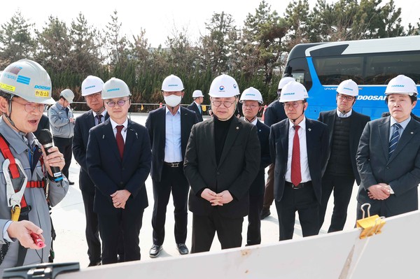  박일준(가운데) 산업통상자원부 2차관은 9일 경남 창원 두산에너빌리티 공장 액화수소 플랜트 구축현장을 방문해 현장을 둘러봤다, 산업통상자원부=연합뉴스