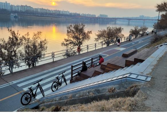 한강 자전거도로 수레나루 나들목 노을 전망대. 사진=서울시 제공