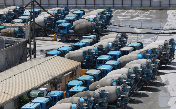 국내 한 시멘트 공장에 주차된 레미콘 차량. 사진=연합뉴스