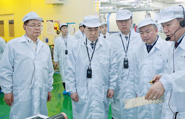 이창양 산업통상자원부 장관이 지난 5월15일 반도체 소부장 기업인 경남 창원시 해성DS 창원사업장을 방문, 반도체 기판 생산시설을 둘러보고 있다. 사진=산업통상자원부 제공