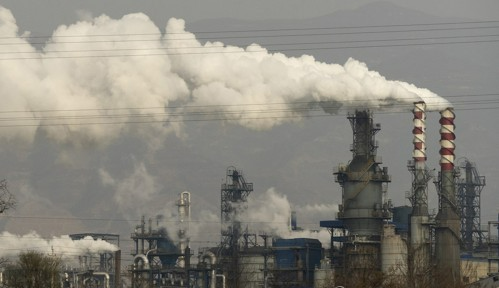 2019년 11월28일 중국 산시성 중부의 허진에 있는 석탄 가공 공장에서 연기와 증기가 피어오르고 있는 모습. AP=연합