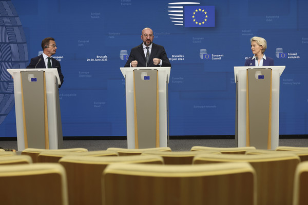 EU 지도부가 지난달 30일(현지시간) 오후 벨기에 브뤼셀에서 정상회의 공동 기자회견을 하고 있다. 왼쪽부터 EU 상반기 순환의장국인 스웨덴의 울프 크리스테르손 총리, 샤를 미셸 EU 정상회의 상임의장, 우르줄라 폰데어라이엔 EU 집행위원장. 사진=AP연합뉴스