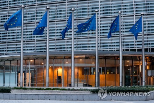 벨기에 브뤼셀의 유럽연합 집행위원회(EC) 본사. 회원국 국기가 휘날리고 있다. 사진=EPA연합뉴스
