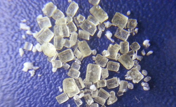 코로나19 이후 소비자들의 건강에 대한 관심이 높아지면서 인공감미료 등에 대한 세계적 기준이 엄격해지고 있어 이번 아스파탐 같은 사태는 언제든 반복될 가능성이 높다. 사진은  아스파탐 결정의 모습.(사진=위키피디아)