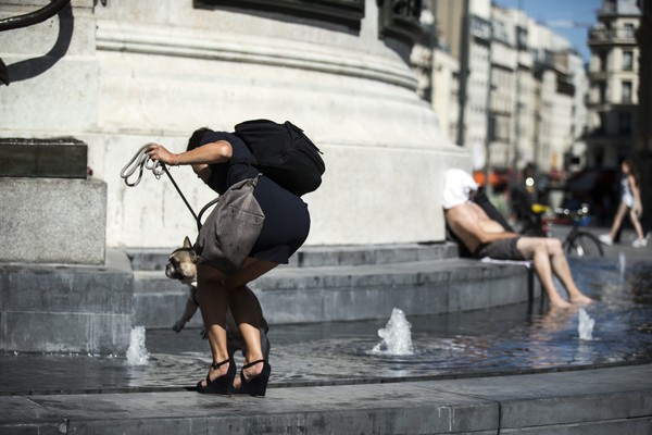 프랑스 파리가 유럽의 800여개 도시 가운데 폭염으로 인한 온열질환 사망 가능성이 가장 높다는 연구 결과가 나왔다. 사진은 여름 더위를 피해 분수대에 몰려든 파리 시내의 모습. 사진=EPA연합뉴스