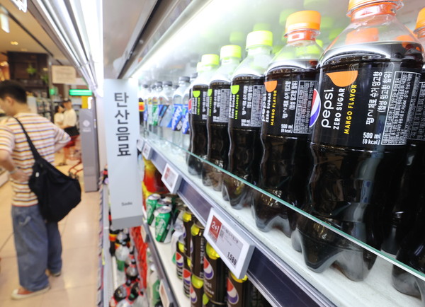세계보건기구(WHO) 산하 국제암연구소(IARC)가 인공 감미료 중 하나인 아스파탐을 '발암 가능 물질'(2B군)로 지정한다는 방침이 전해지자 식품업계가 대체 감미료를 찾는 등 대책 마련에 나섰다. 사진은 4일 서울 한 대형마트에 진열된 제로 칼로리 음료수들. 사진=연합뉴스