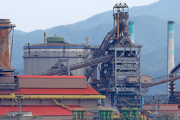 포항 영일만에서 바라본 포스코 포항제철소 2고로. 사진=연합뉴스