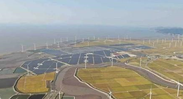 전남 영광의 태양광 및 풍력 발전 단지. 사진=한국전력 제공