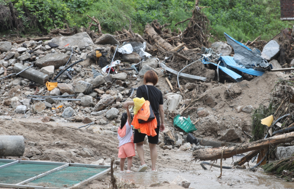  16일 오후 경북 예천군 감천면 벌방리 산사태 현장에서 주민들이 피해 현장에서 빠져나오고 있다. 예천=연합뉴스