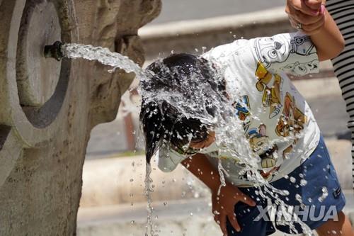 이탈리아 로마의 한 분수대에서 소년이 더위에 머리를 식히고 있다. 사진=신화연합뉴스