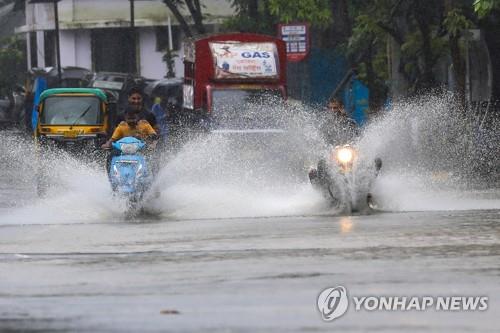 인도 뭄바이에 쏟아진 폭우. 사진=EPA연합뉴스