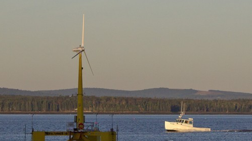  2013년 9월 20일 美  메인주 캐스틴 앞바다에서 보트 한 척이 이 나라 최초의 부유식 풍력 터빈을 지나고 있다. AP=연합