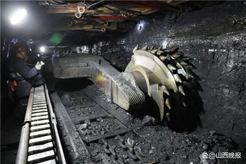 중국과 인도는 폭염에 급증하는 전기 수요를 감당하기 위해 오히려 석탄을 더 사용하는 모습을 보이고 있다.  중국의 석탄 채굴 현장. 사진=연합뉴스(산시만보 캡처)