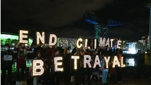 2021년 11월 2일(현지시간) 제26차 유엔기후변화협약 당사국총회(COP26) 정상회의가 열리는 영국 스코틀랜드 글래스고에서 청소년 환경운동가들과 이들의 부모, 기후 변화 취약 지역 원주민들이 '기후 배신행위 끝내라'라는 글귀를 들고 시위를 벌이고 있다.. AP=연합