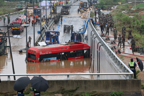 지난 16일 미호천 제방 유실로 침수된 충북 청주시 오송읍 궁평2지하차도에서 인명 수색을 위한 배수작업이 진행되고 있다. 사진=연합뉴스