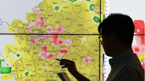 전국 대부분 지역에 폭염 특보가 내려진 30일 오후 경기도 수원시 권선구 수도권기상청에서 예보관이 기온을 살펴보고 있다. 사진=연합