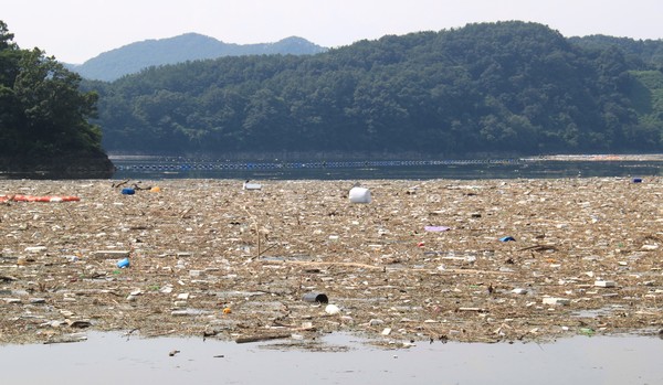 대청호 뒤덮은 거대한 쓰레기 섬. 사진=연합뉴스