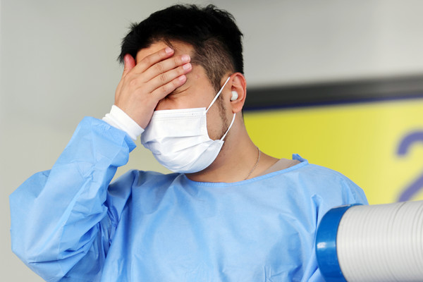 폭염 특보가 8일째 발효 중인 1일 오전 광주 서구보건소에 설치된 선별진료소에서 의료진이 더위를 식히기 위해 선풍기 바람을 쐬고 있다. 사진=연합뉴스