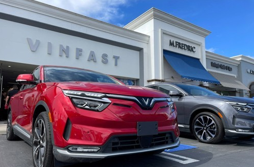 2023년 3월 1일 미국 캘리포니아주 로스앤젤레스의 한 매장에서 베트남 자동차 기업 빈패스트가 만든 전기차가 첫 고객에게 인도되기 전 주차되어 있다. 로이터=연합