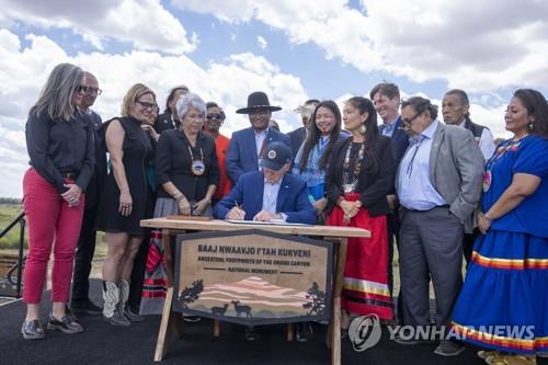 그랜드캐니언 주변 지역의 보전을 명령하는 포고문에 서명하는 바이든 대통령. 사진=AP연합뉴스