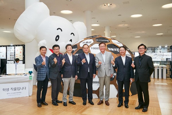 김준 SK이노베이션 부회장(오른쪽 세 번째)이 김지용 학교법인 국민학원 이사장(왼쪽 네 번째), 정승렬 국민대 신임 총장(왼쪽 세 번째), 오종훈 SK에너지 P&M CIC대표(오른쪽 두 번째) 등과 기념사진을 촬영했다. 사진=SK이노베이션 제공