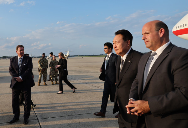 한국 기업의 대규모 대미투자 발표가 이dj지는 가운데, 한미일 정상회의에 참석차 방미한 윤석열 대통령이 17일(현지시간) 미국 워싱턴DC 인근 앤드루스 공군기지에 도착해 영접 인사의 안내를 받고 있다. 사진=연합뉴스