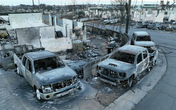 하와이 마우이섬 대형 산불이 10일 라하이나 해안 주택가까지 덮치민셔 차량은 물론 집까지 모두 태웠다. 사진=AP 연합뉴스