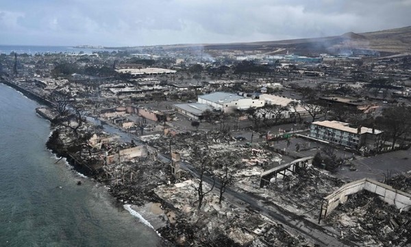 산불이 덮치면서 해안가 거주지까지 잿더미가 된 하와이 마우이섬 라하이나의 모습. 사진=AFP 연합뉴스 제공