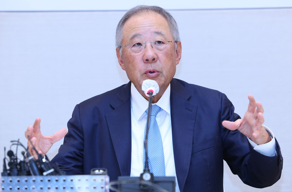 전국경제인연합회(한국경제인협회) 신임 회장으로 선임된 류진 풍산그룹 회장. 22일 서울 여의도 전경련 회관에서 열린 취임 기자간담회에서 질문에 답하고 있다. 사진=연합뉴스