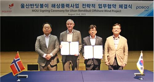 포스코이앤씨, 해상풍력 선도기업인 에퀴노르와 전략적 협약체결. 사진 왼쪽부터 에퀴노르 박도현 전무, 에퀴노르 톨게 나켄 총괄디렉터, 포스코이앤씨 온상웅 인프라사업본부장, 포스코이앤씨 김동현 그린해양사업추진반장. 사진=포스코이앤씨 제공